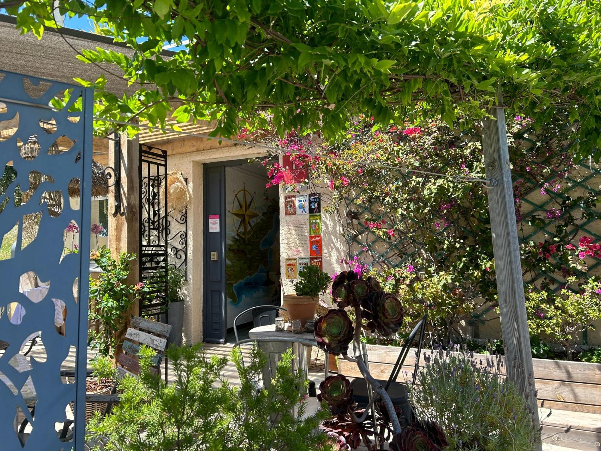 Hotel Auberge Provencale Saint-Raphaël Екстериор снимка
